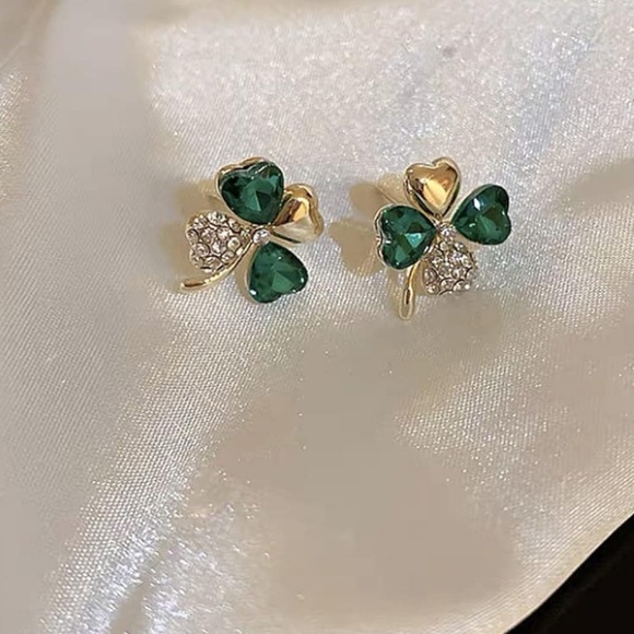 NEW Four Leaf Clover Earrings in Gold - Picture 5 of 6
